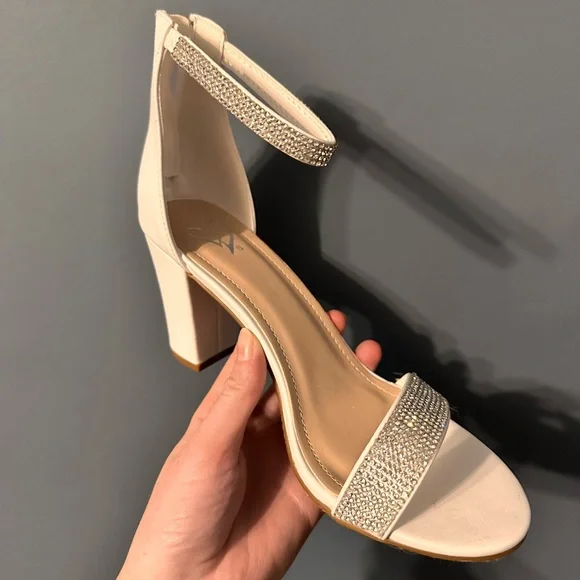 White shoes - Picture 4 of 5